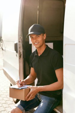 Kurye teslim Servisi. Adam araç açık havada yakınındaki kutusuyla