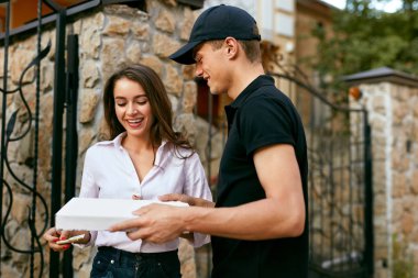 Kurye gıda istemci evine teslim. Pizza teslim
