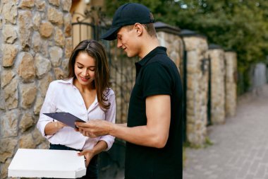 Kurye gıda istemci evine teslim. Pizza teslim