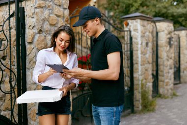 Kurye gıda istemci evine teslim. Pizza teslim