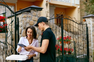 Kurye gıda istemci evine teslim. Pizza teslim