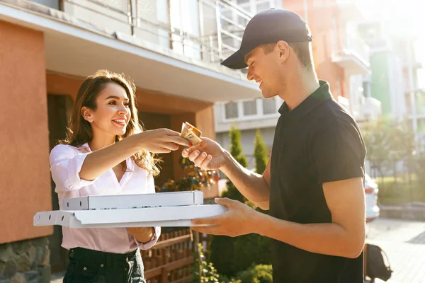 Essensausgabe. Kurier liefert Pizza nach Hause — Stockfoto