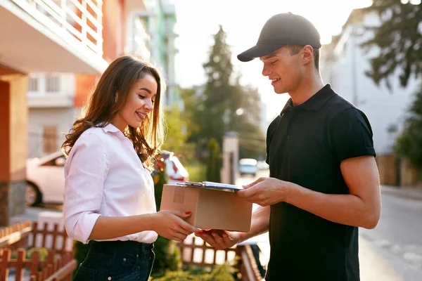 Πακέτο παράδοσης Courier σε γυναίκα. Υπολογιστή-πελάτη λαμβάνει το πλαίσιο — Φωτογραφία Αρχείου