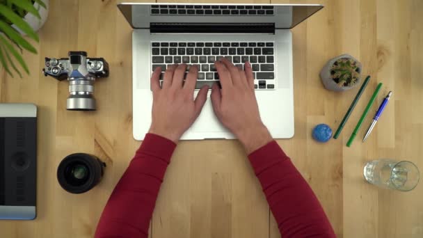 Lay plana de las manos del hombre trabajando en la computadora — Vídeos de Stock