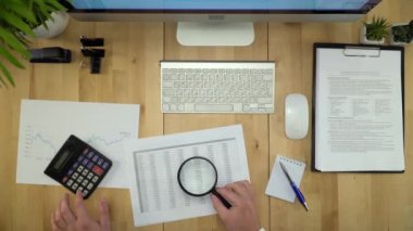 İş adamı mali Office düz Lay belgeleriyle çalışma