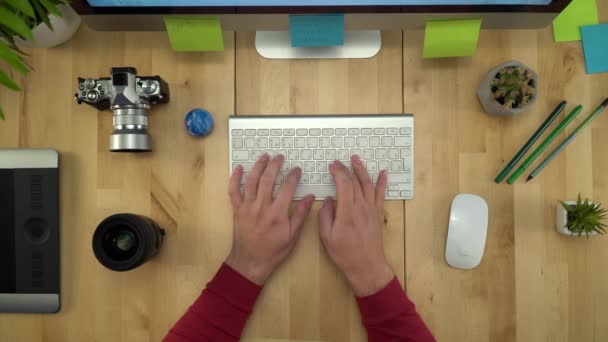 Flache Menschenhände, die am Computer arbeiten — Stockvideo