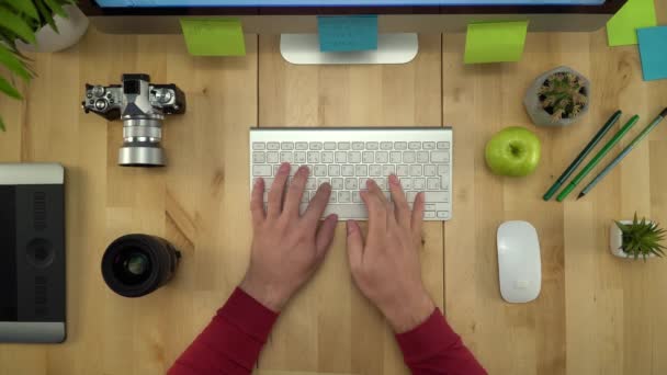 Man handen bezig met computertoetsenbord en eten Apple plat lag — Stockvideo