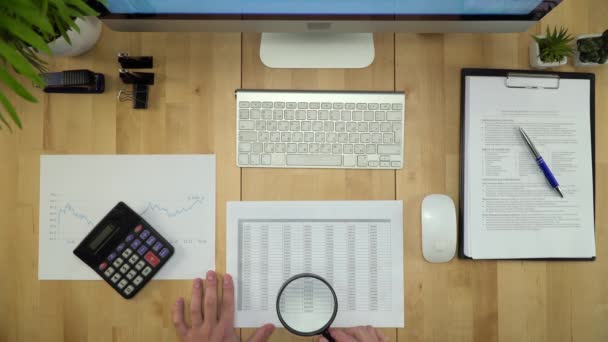 Homme d'affaires travaillant avec des documents au bureau financier Flat Lay — Video