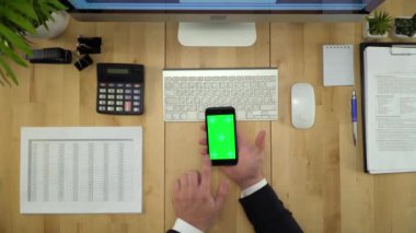 İşyerinde telefonu uygulaması kullanarak adam eller iş Lay paylamak