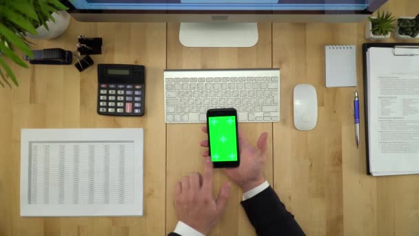 Επιχείρηση άνθρωπος χέρια χρησιμοποιώντας την εφαρμογή τηλέφωνο στον εργασιακό χώρο βασανίζω Lay — Αρχείο Βίντεο