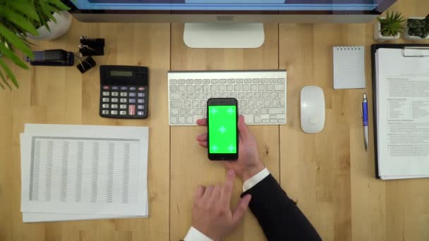 Obchodní muž ruce pomocí aplikace telefon na pracovišti strhat Lay — Stock video