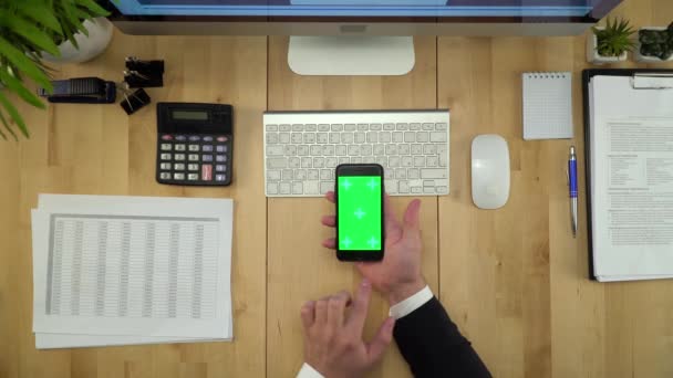 Zakenman met behulp van groen scherm telefoon en Computer op kantoor — Stockvideo