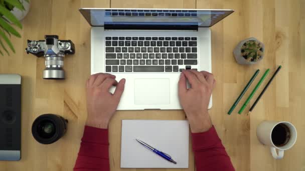 El hombre que trabaja en la computadora, beber café en el lugar de trabajo Flat Lay — Vídeo de stock