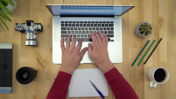 Мужские руки работают над ноутбуком на рабочем месте — стоковое видео