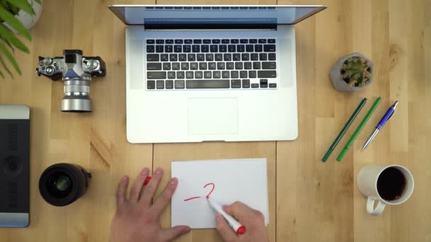 Muž ruce pracují na počítači na pracovišti ploché Lay Closeup — Stock video