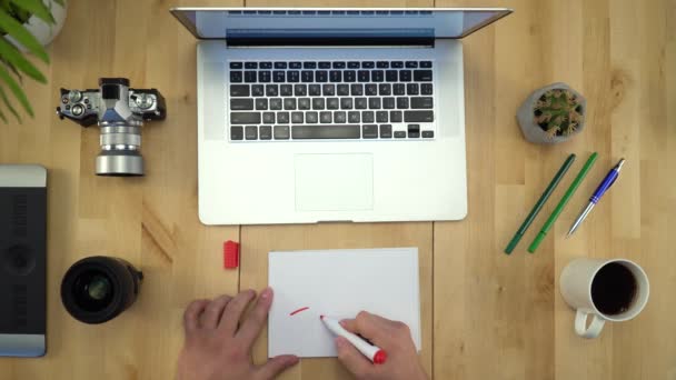 Muž ruce pracují na počítači na pracovišti ploché Lay Closeup — Stock video