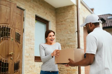 Eve teslim. Kurye paketin istemciye teslim