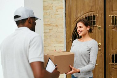 Eve teslim. Kurye paketin istemciye teslim