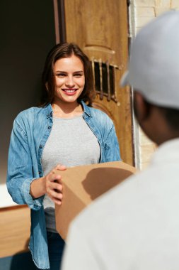 Eve teslim. Kurye paketin istemciye teslim