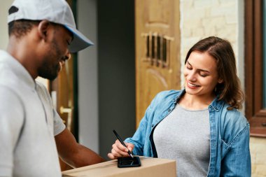 Kurye teslim Servisi. Kadın adam teslim paketi