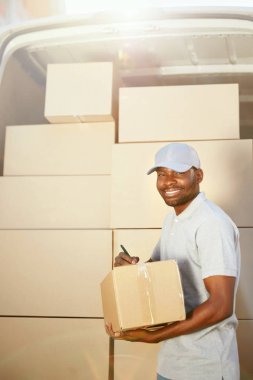 Kurye Servisi. Teslimatçı Car yakınındaki kutuları ile