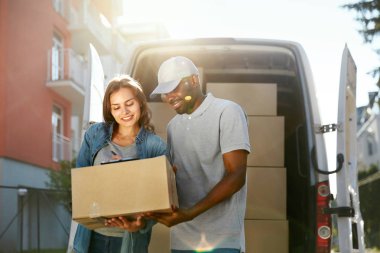 Teslimat hizmeti. Kadın araba yakınındaki paket sunma kurye
