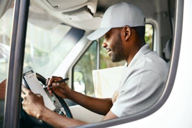 Kurye. Teslimat adam okuma adresi teslimat minibüste oturmuş