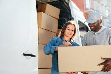 Teslimat hizmeti. Kadın araba yakınındaki paket sunma kurye
