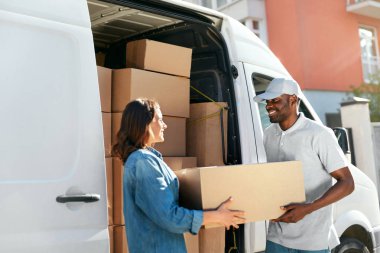 Teslimat hizmeti. Kadın araba yakınındaki paket sunma kurye