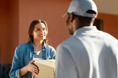 Hızlı teslimat. Kurye teslim paketi