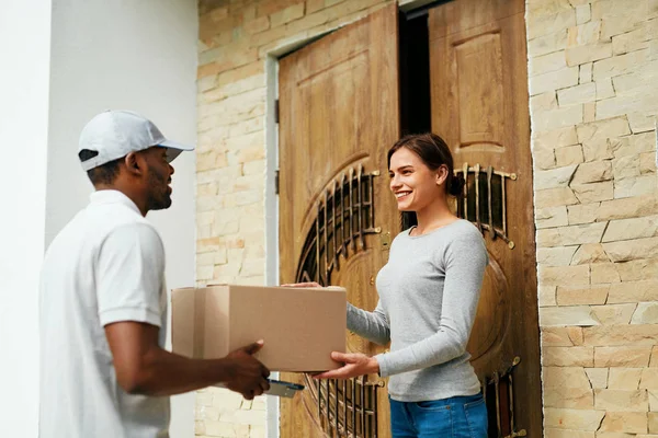 Eve teslim. Kurye paketin istemciye teslim