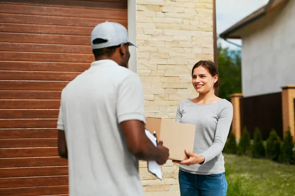 Expresslieferung. Kurier liefert Paket aus — Stockfoto