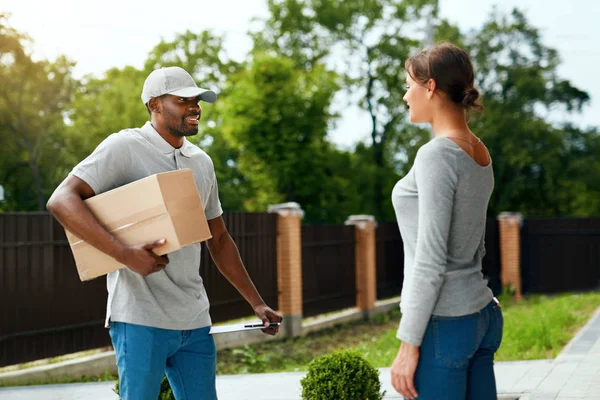 Package Delivering. Delivery Man Delivering Box To Woman — Stock Photo, Image