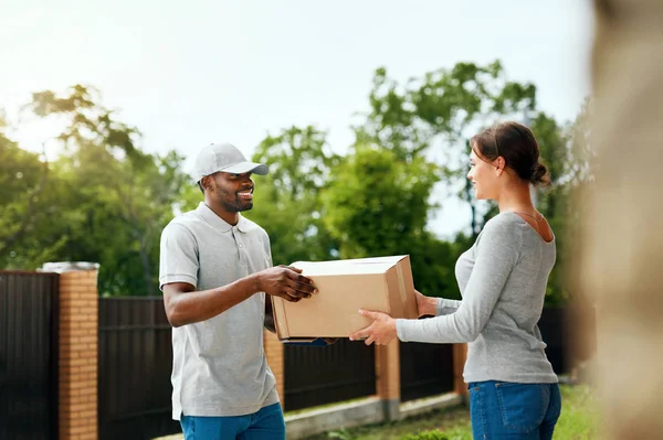 Package Delivering. Delivery Man Delivering Box To Woman — Stock Photo, Image