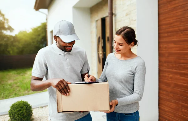 Package Delivery Man Courier Delivering Box Woman Home Female Receiving — Stock Photo, Image