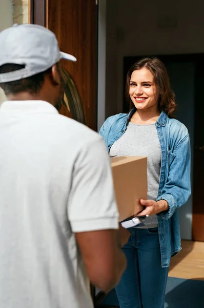 Consegna a domicilio. Pacchetto di consegna corriere al cliente — Foto Stock