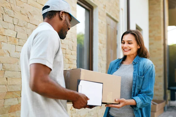 Hızlı teslimat. Kurye teslim paketi