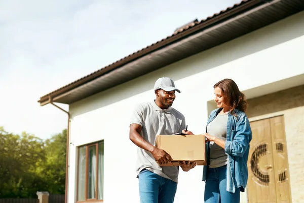 Paketi teslim. Evde kadına kutusu teslim adam kurye