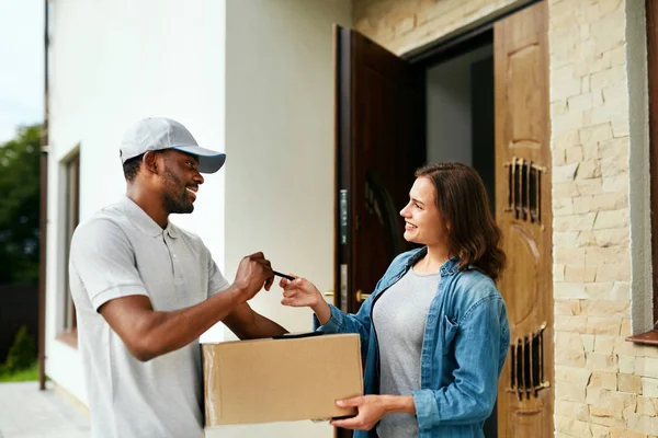 Hauszustellung. Kurier liefert Paket an Kunden — Stockfoto