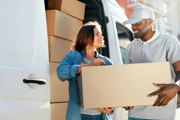 Delivery Service. Courier Delivering Package To Woman Near Car — Stock Photo, Image