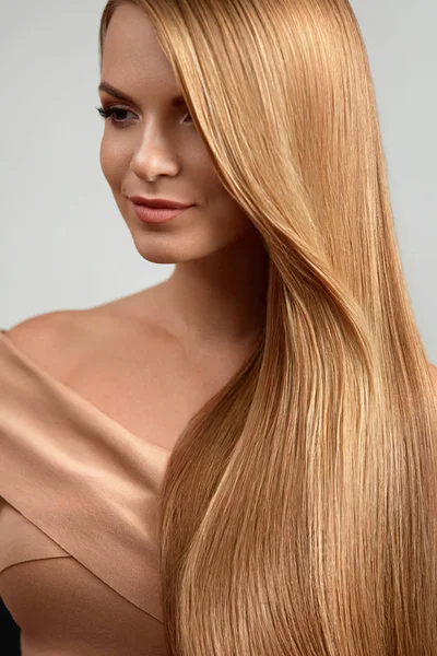 Uzun sarı saçlı. Sağlıklı düz saçlı güzel kadın — Stok fotoğraf
