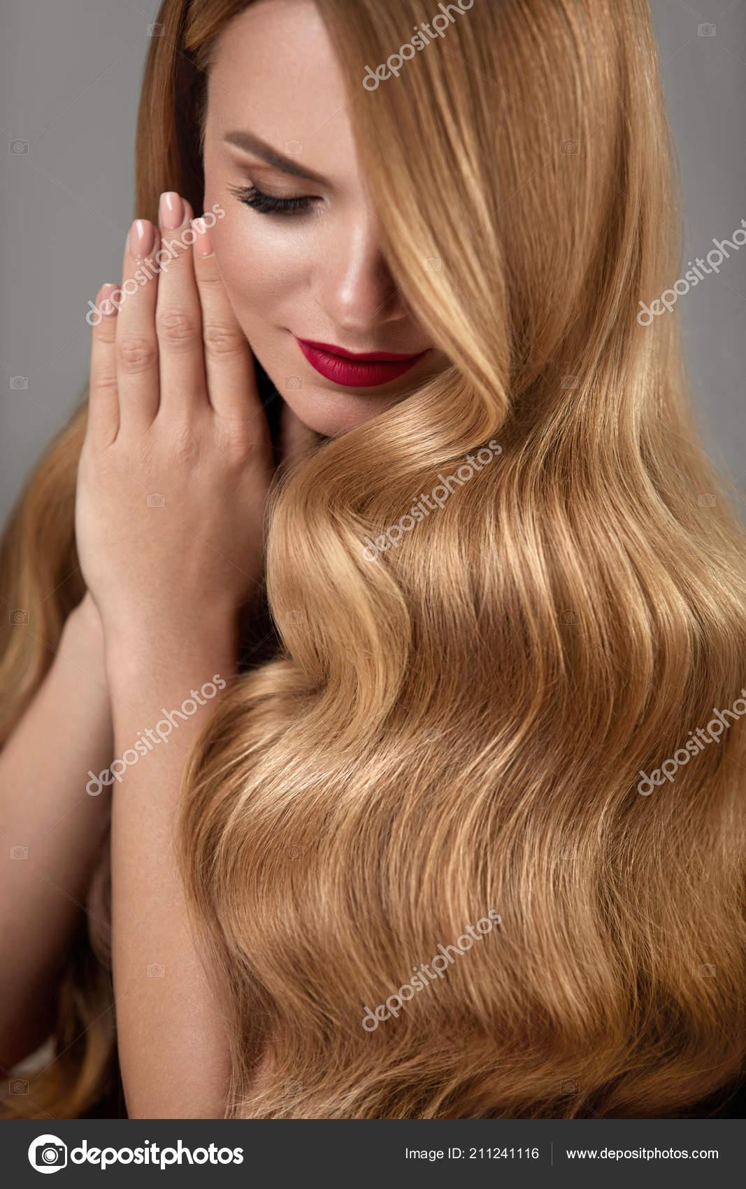 Cabelo loiro comprido lindo penteado mulher moda maquiagem pele