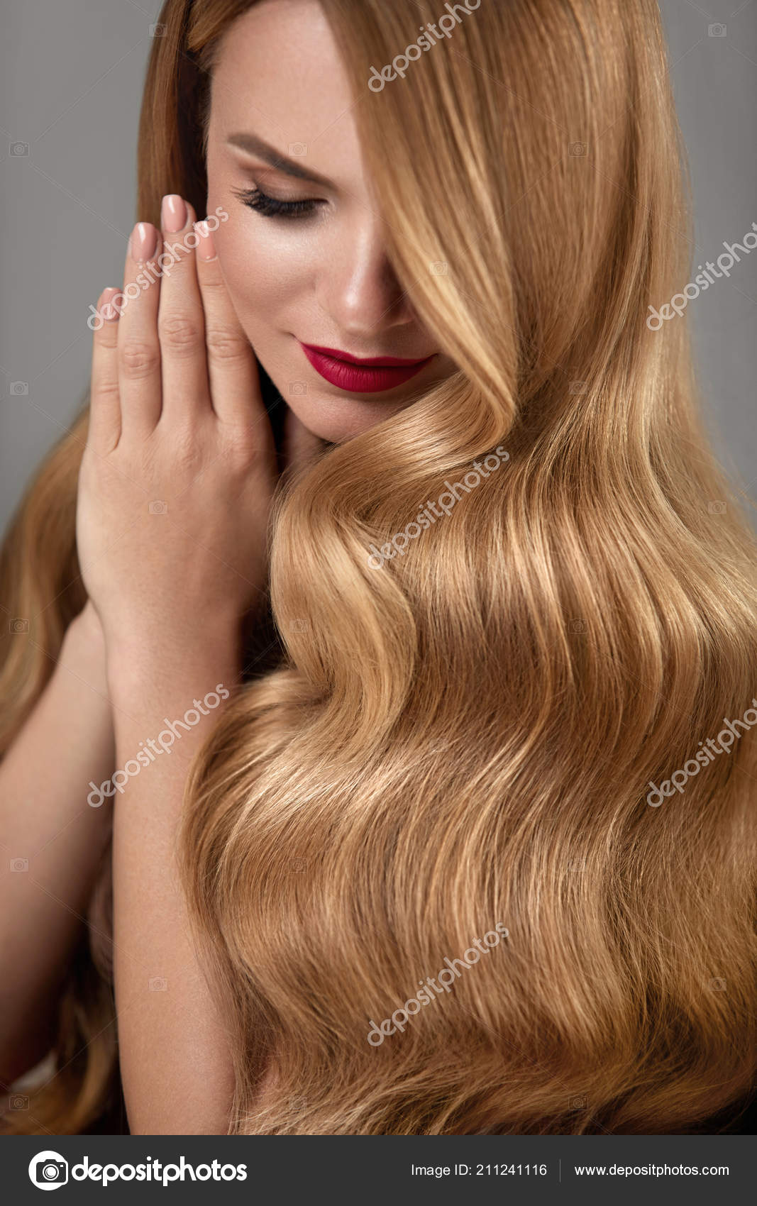 Cabelo loiro comprido lindo penteado mulher moda maquiagem