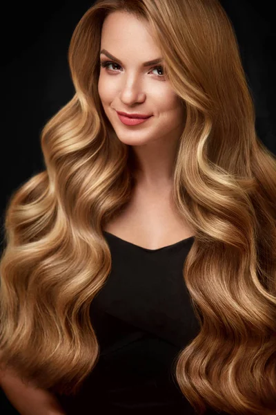 Haar schoonheid. Mooie vrouw met lang Blond krullend haar — Stockfoto