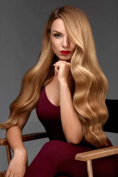 Estilo de cabelo. Mulher bonita com cabelo longo louro ondulado saudável — Fotografia de Stock