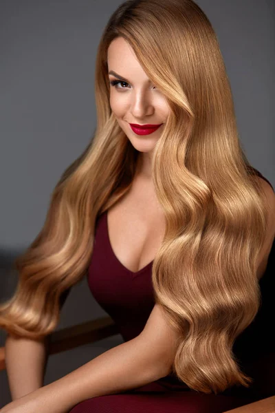 Haj szépségét. Gyönyörű nő, hosszú, szőke haj és smink — Stock Fotó