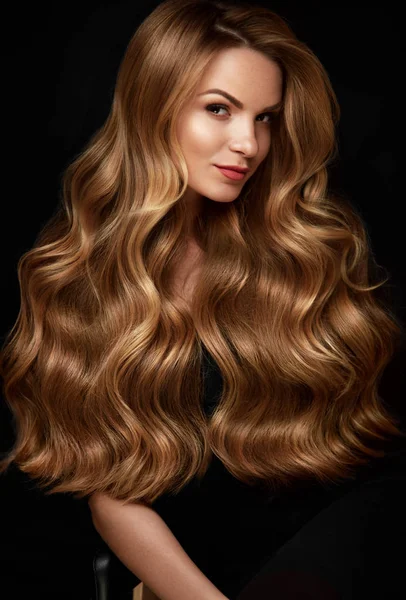 Cabelo Loiro Longo. Mulher com penteado ondulado, rosto de beleza — Fotografia de Stock