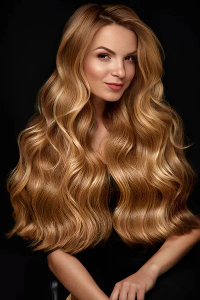 Μακριά ξανθά μαλλιά. Γυναίκα με κυματιστό χτένισμα, πρόσωπο ομορφιάς — Φωτογραφία Αρχείου
