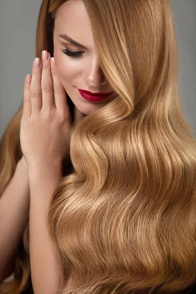 Haj szépségét. Gyönyörű nő, hosszú, szőke haj és smink — Stock Fotó
