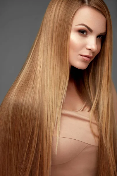 Красавица волос. Красивая женщина с здоровыми длинными прямыми волосами — стоковое фото